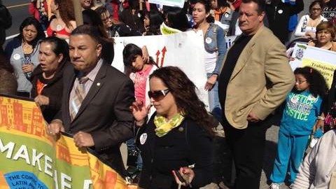 Líderes laborales y propietarios de pequeños negocios durante la marcha en Long Island.