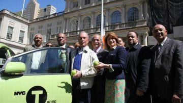 El alcalde Michael Bloomberg durante el debut ayer del nuevo taxi verde.