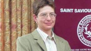 Dianisbeth Acqui (final a la der.) y Guadalupe Terrones junto ajunto a la maestra María Wenglinsky quien dice que sus alumnas leen textos completos en latín.