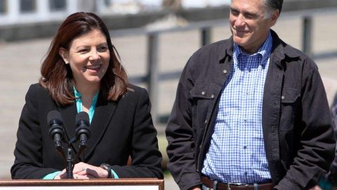 Mitt Romney escucha a la senadora Kelly Ayotte.