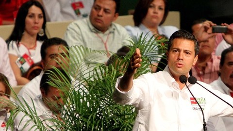 Peña Nieto se dirige a los presentes durante el inicio de campaña de la candidata del PRI a la Jefatura de Gobierno del D.F, Beatriz Paredes.