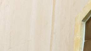 Mural del artista Lalo García donde se muestra la aparición de la Virgen de Guadalupe al indio Juan Diego.