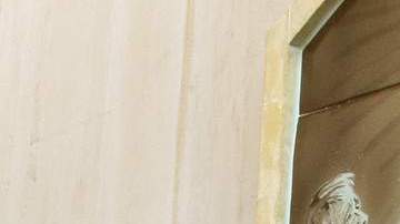 Mural del artista Lalo García donde se muestra la aparición de la Virgen de Guadalupe al indio Juan Diego.