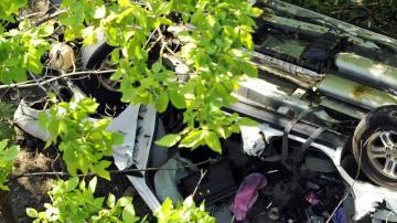 Policias investigan el van destruido después de haberse precipitado por un barranco, cuando venía por la Bronx River Parkway, ayer, en Nueva York.