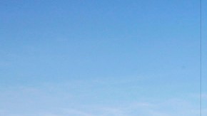 La torre Uno del World Trade Center se levanta sobre el horizonte de Manhattan, donde al centro se ve el Empire State Building.