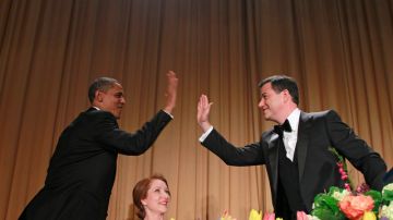 Obama es felicitado por el comediante Jimmy Kimmel mientras observa la periodista de Reuters Caren Bohan.
