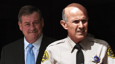 El alguacil de Los Ángeles, Lee Baca está demandado por la violencia racial en las cárceles.