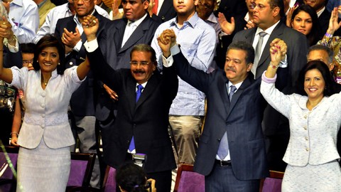 Margarita Cedeño aparece al lado de su esposo, Leonel Fernández y del candidato del PLD, Danilo Medina.