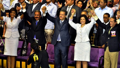 Margarita Cedeño aparece al lado de su esposo, Leonel Fernández y del candidato del PLD, Danilo Medina.