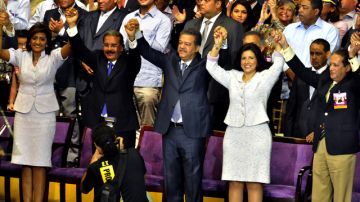 Margarita Cedeño aparece al lado de su esposo, Leonel Fernández y del candidato del PLD, Danilo Medina.