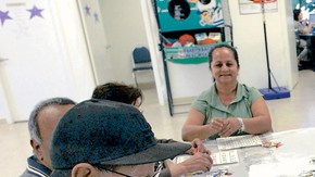 Un grupo de pensionado  juega bingo en un centro para la mayoría de edad en Nueva York.