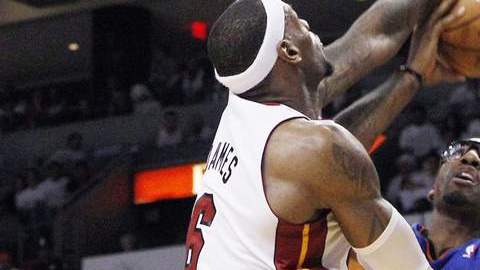 LeBron James (izq.) trata de bloquear a Amare Stoudemire.