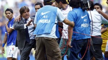 Miguel Herrera es detenido  al intentar participar en un pleito el domingo en el Estadio Azteca.