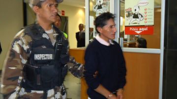 Luis Guamán cuando era escoltado por un militar a la corte en  Cuenca, Ecuador.