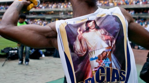 El romperredes ecuatoriano Christian Benítez lanza su camiseta a los aficionados americanistas tras el juego contra Cruz Azul el pasado domingo.