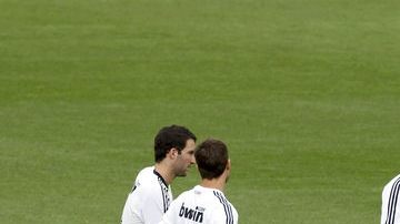 José Mourinho y el Real Madrid lanzan mañana en San Mamés, ante Atlético de Bilbao, su segunda acometida para ganar la Liga.