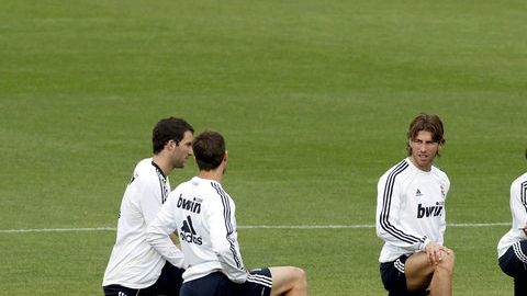 José Mourinho y el Real Madrid lanzan mañana en San Mamés, ante Atlético de Bilbao, su segunda acometida para ganar la Liga.