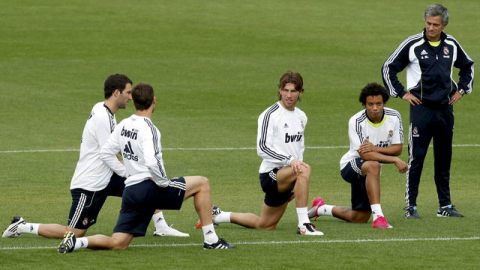 José Mourinho y el Real Madrid lanzan mañana en San Mamés, ante Atlético de Bilbao, su segunda acometida para ganar la Liga.