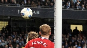 Vincent Kompany (4) anota el único gol del Manchester City sobre el Manchester United ayer en la cancha del Etihad Stadium.