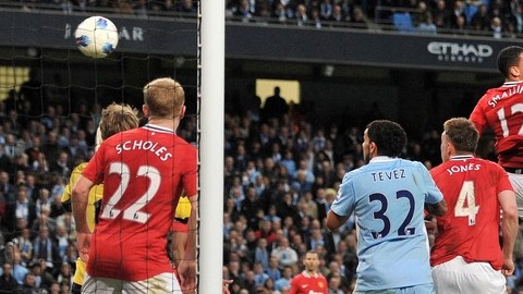 Vincent Kompany (4) anota el único gol del Manchester City sobre el Manchester United ayer en la cancha del Etihad Stadium.