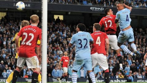 Vincent Kompany (4) anota el único gol del Manchester City sobre el Manchester United ayer en la cancha del Etihad Stadium.