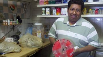 Sami, conocido como uno de los primeros burreros mexicanos, sostiene un paquete de pasta de mole que envió alguien de Puebla a un pariente en Brooklyn.