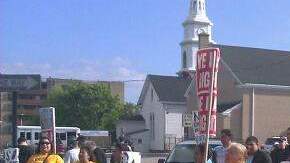 La marcha por el Día del Trabajo en Hempstead, Long Island, contó con decenas de inmigrantes latinos.