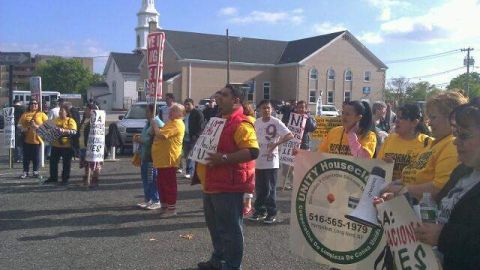 La marcha por el Día del Trabajo en Hempstead, Long Island, contó con decenas de inmigrantes latinos.