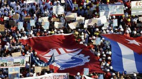 Vista de la multitudinaria marcha y concentración por el Día de los Trabajadores, en la Plaza de la Revolución de La Habana.