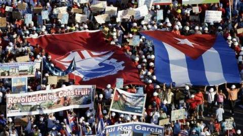 Vista de la multitudinaria marcha y concentración por el Día de los Trabajadores, en la Plaza de la Revolución de La Habana.