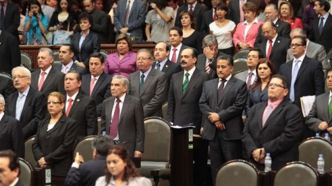 El pleno de la Cámara de Diputados rindió un minuto de silencio en memoria de la periodista Regina Martínez, asesinada en Veracruz.