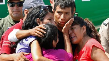 El suboficial de la Policía Luis Astuquillca es saludado por la familia a su llegada a Lima.