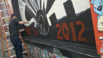 Artista realiza un mural en callejón de San Francisco.