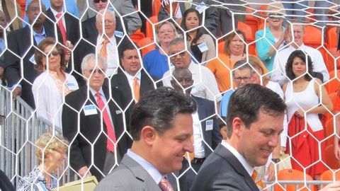 Directivos del Dynamo y funcionarios cortaron el listón inaugural del nuevo estadio en Houston.