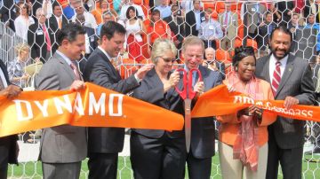 Directivos del Dynamo y funcionarios cortaron el listón inaugural del nuevo estadio en Houston.