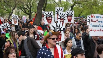 Alrededor de 1,500 personas se reunieron en el parque Union y de allí caminaron alrededor de dos millas hasta la Plaza Federal como parte de la Marcha del Primero de Mayo.