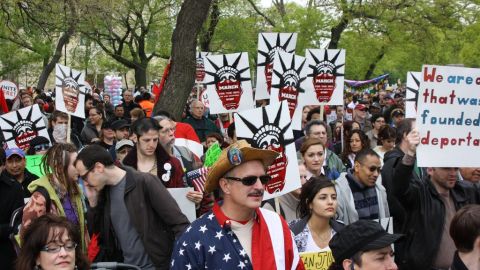 Alrededor de 1,500 personas se reunieron en el parque Union y de allí caminaron alrededor de dos millas hasta la Plaza Federal como parte de la Marcha del Primero de Mayo.
