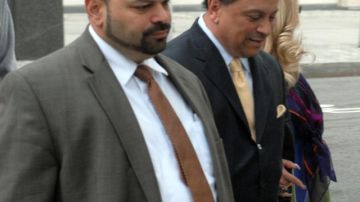 Pedro Espada (der.) y su hijo, Pedro Gautier Espada, saliendo de la Corte Federal de Brooklyn tras una de las audiencias del proceso en su contra.