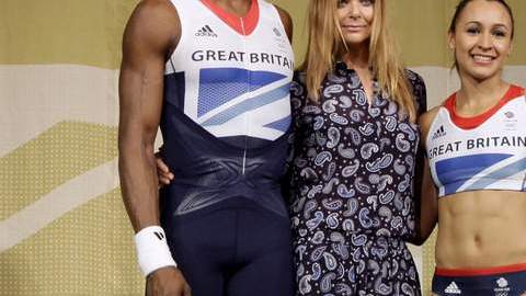 Los atletas Phillips Idowu (izq.) y Jessica Ennis (der.) posan con la diseñadora Stella McCartney.