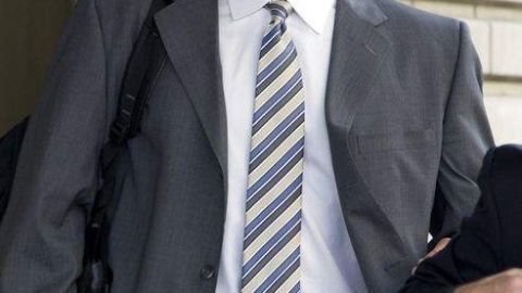Andy Pettitte sale del tribunal.