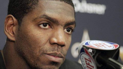 El linebacker de los Saints de Nueva Orleáns, Jonathan Vilma, fue suspendido por toda la temporada de 2012.