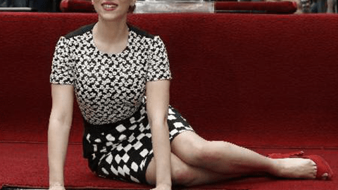 La actriz Scarlett Johansson al recibir su estrella en el Paseo de la Fama de Hollywood.