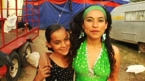 Alexia Ponce (izq.) y su tía Reyna Ponce durante el rodaje del documental 'Circo', que se emite mañana por PBS.