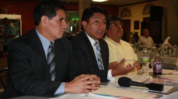 Norberto Curitomai (izq.), Kilder Fuentes y Norberto Limo durante la conferencia de prensa realizada en Paterson para explicar las gestiones en torno al Distrito Electoral para Peruanos en el Exterior.