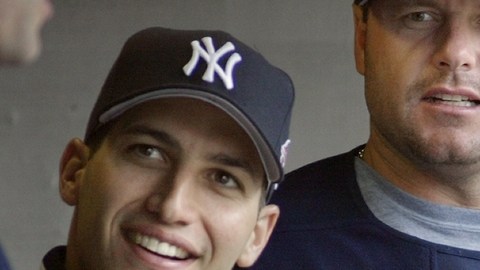 Un joven Andy Pettitte (izquierda) y el ya veterano Roger Clemens (derecha) comparten en la cueva en mayo de 2003, cuando ambos lanzaban para los Yankees.