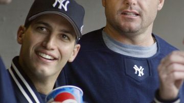 Un joven Andy Pettitte (izquierda) y el ya veterano Roger Clemens (derecha) comparten en la cueva en mayo de 2003, cuando ambos lanzaban para los Yankees.