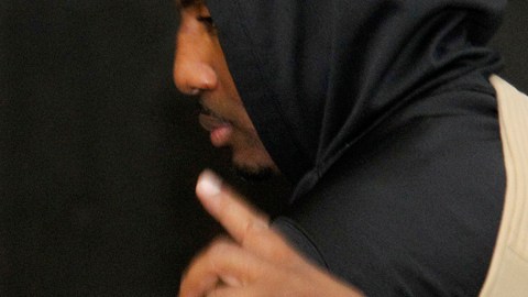 Con su mano izquierda vendada y un cabestrillo en el brazo, Amare Stoudemire se marcha del American Airlines Arena.