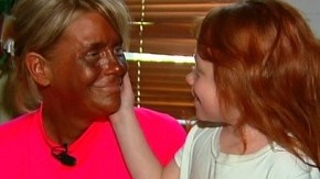 La madre es una mujer caucásica adicta al bronceado.