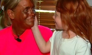 La madre es una mujer caucásica adicta al bronceado.