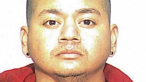 El  NYPD suministró hoy una foto de uno de los sospechosos, un hispano a quien identificaron como Julián Rodríguez,  de  5'7"  de estatura, 169  libras, pelo corto negro y piel trigueña. Sobre el otro sospechoso no se ofrecieron  detalles.